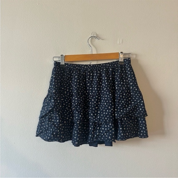 NWT Brandy Melville tiered floral mini skirt - Picture 3 of 6
